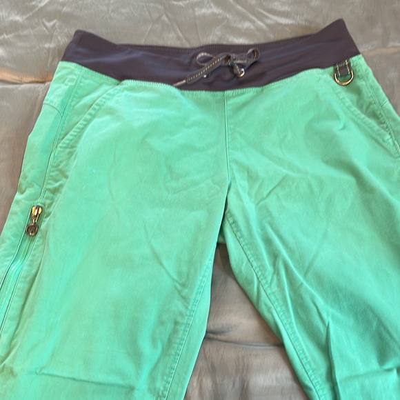 Healing Hands Scrubs - Picture 2 of 7